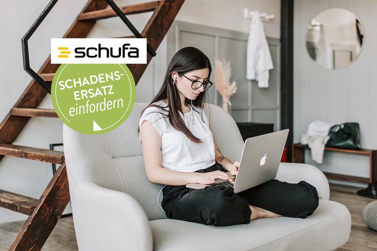 Das Foto zeigt eine Frau mit Laptop auf einem Sofa.