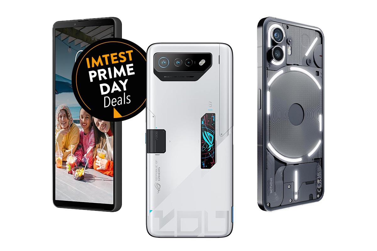 Vorne mittig ein silbernes Smartphone von hinten, daneben schräg von vorne ein dunkles Smartphone, das Familienfoto zeigt, rechts schräg von hinten ein silbernes Smartphone auf weißem Hintergrund; links oben ein schwarzer Button "IMTEST Prime Day Deals"