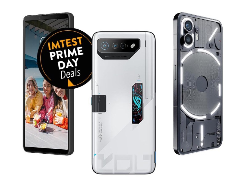 Vorne mittig ein silbernes Smartphone von hinten, daneben schräg von vorne ein dunkles Smartphone, das Familienfoto zeigt, rechts schräg von hinten ein silbernes Smartphone auf weißem Hintergrund; links oben ein schwarzer Button "IMTEST Prime Day Deals"
