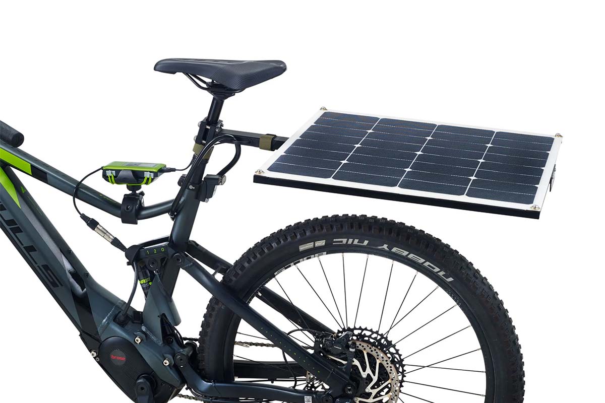Anschnitt eines Fahrrads, man sieht das HInterteil mit einer Solarplatte, die wie ein Gepäckträger über das Hinterrad ragt