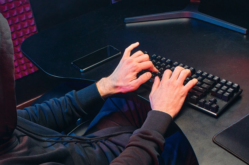 Zwei Hände auf einer Tastatur.