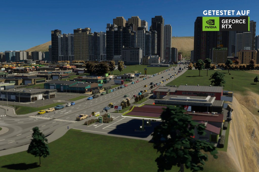 Screenshot aus dem Spiel Cities: Skylines 2. Im Hintergrund Wolkenkratzer, vorne eine sechsspurige Straße.