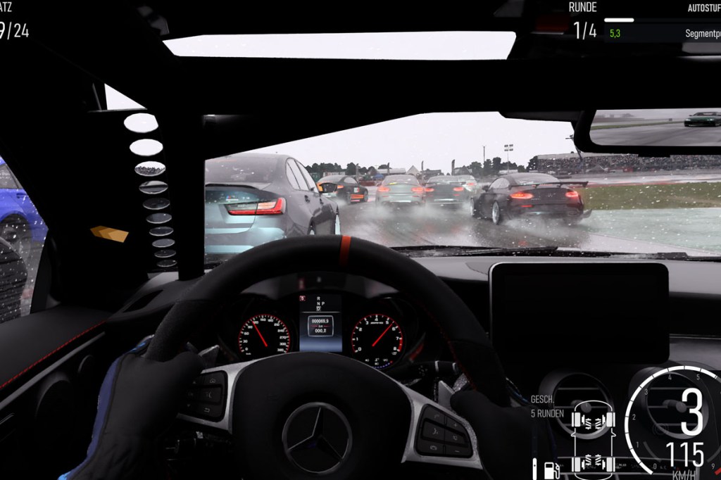 Ein Screenshot aus Forza Motorsport. Cockpitperspektive, vorne drängen sich die Autos auf nasser Fahrbahn.