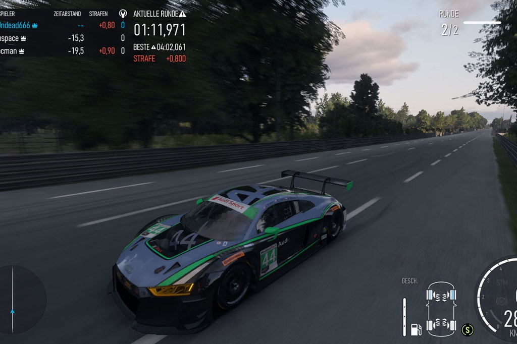 Ein Screenshot aus Forza Motorsport. Ein Rennwagen fährt auf einer langen Geraden, von vorne aufgenommen.