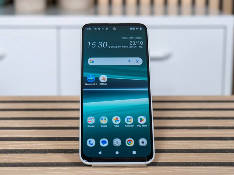 Das eingeschaltete HTC U23 pro von vorne.