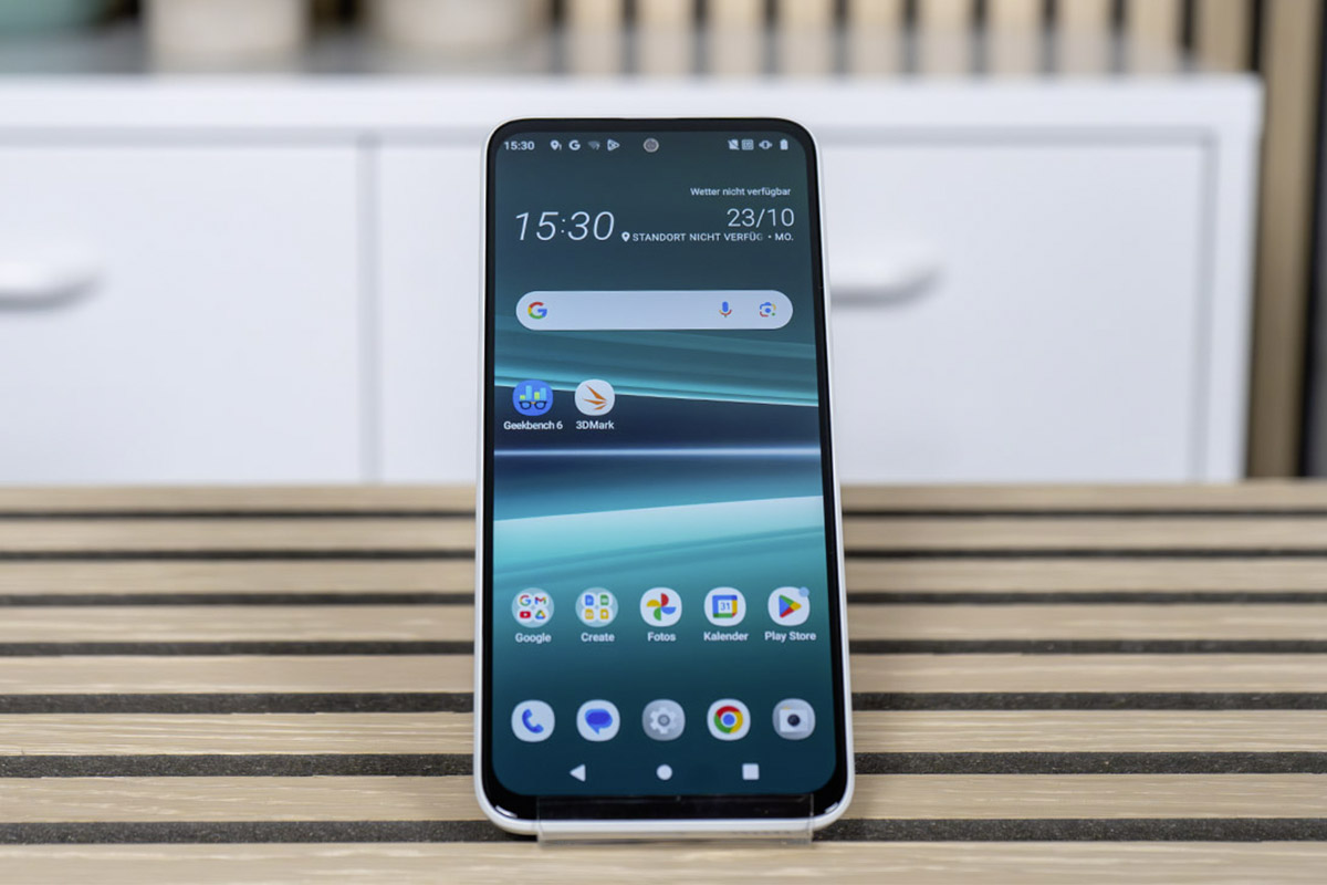 Das eingeschaltete HTC U23 pro von vorne.