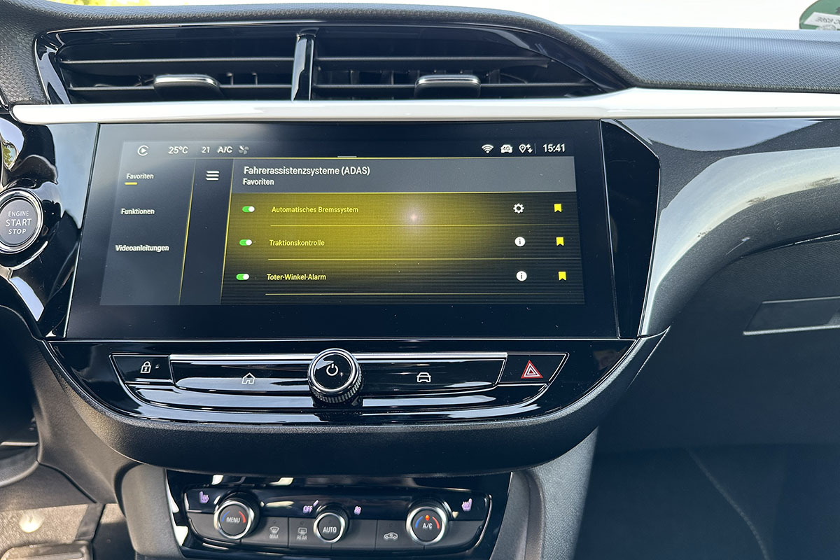 Display in E-Auto mit Anzeige für Fahrerassistenzsysteme.