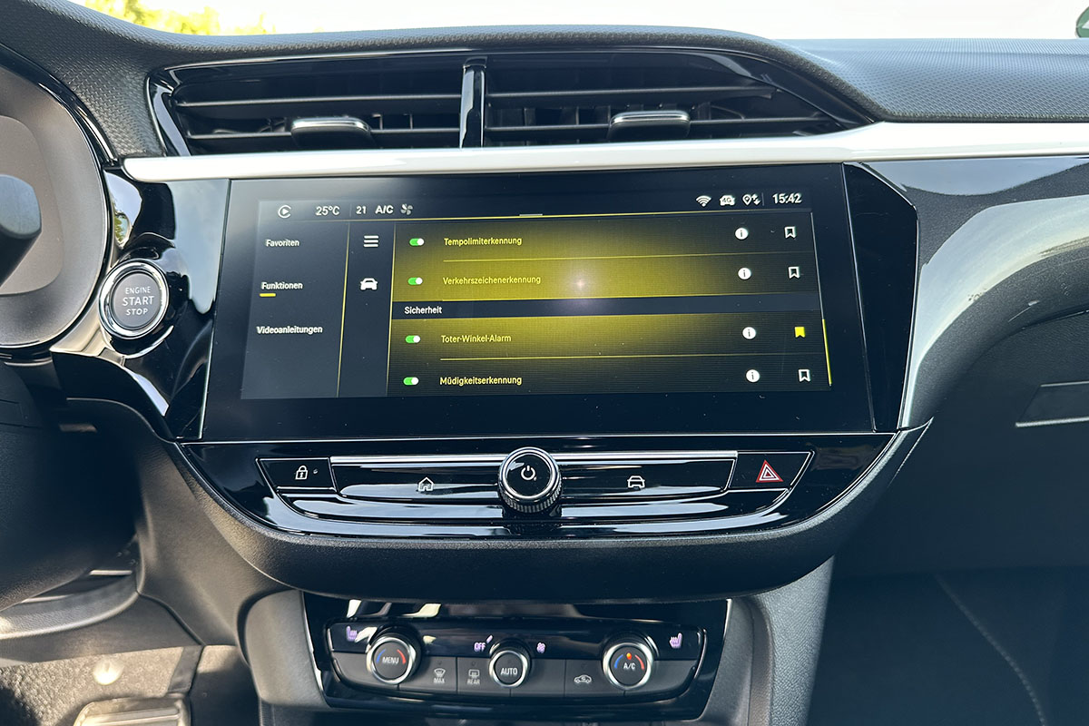 Display in E-Auto mit Anzeige für Fahrerassistenzsysteme.