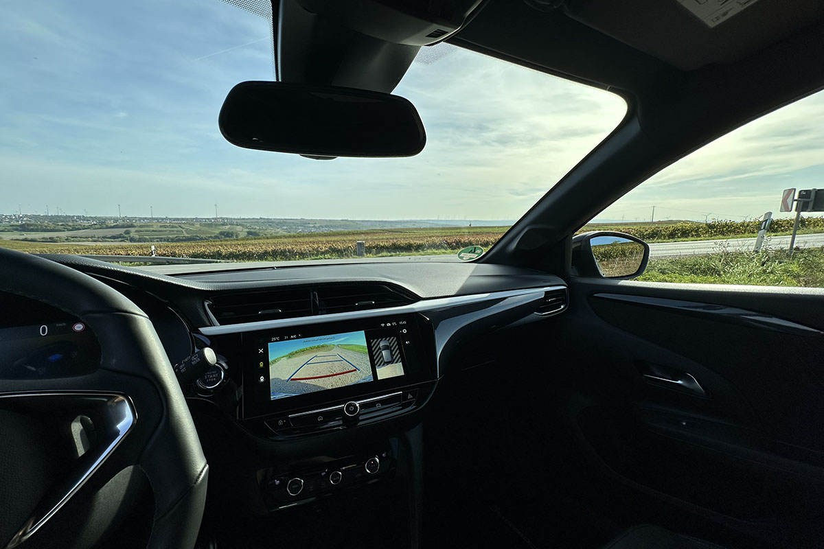 Blick aus der Windschutzscheibe des Opel E-Corsa.