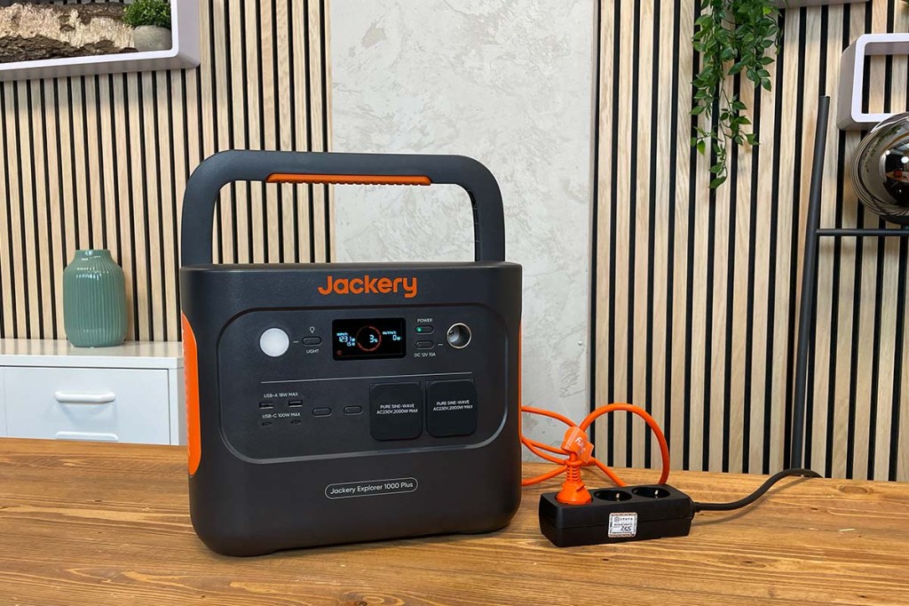 Die Jackery Explorer 1000 Plus lädt an einer Steckdose.