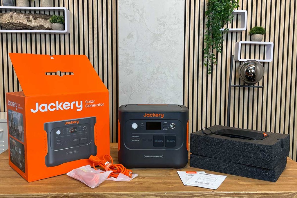 Die Verpackungsbestandteile stehen um die Jackery-Powerstation herum.