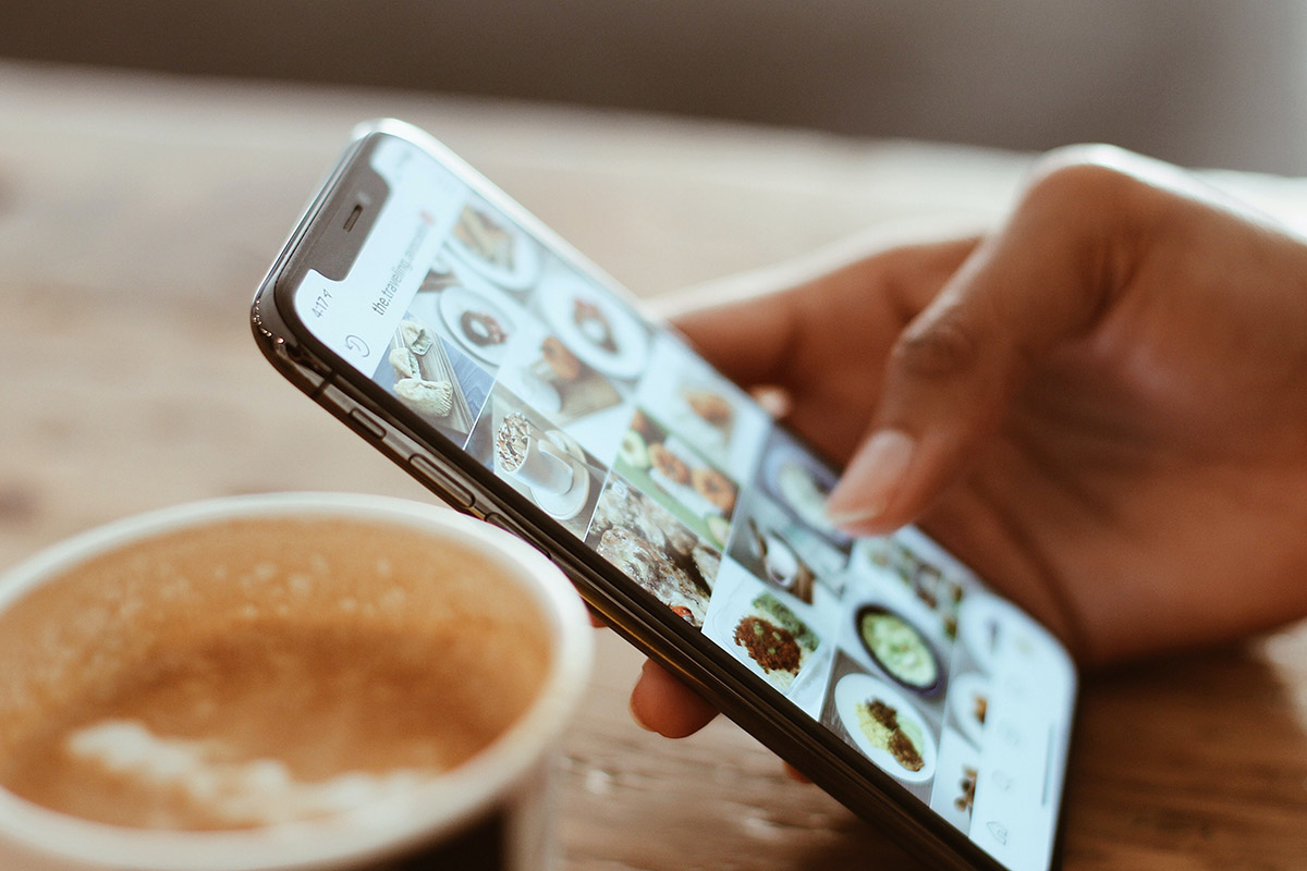 Ein Handy mit Instagram neben einer Tasse.