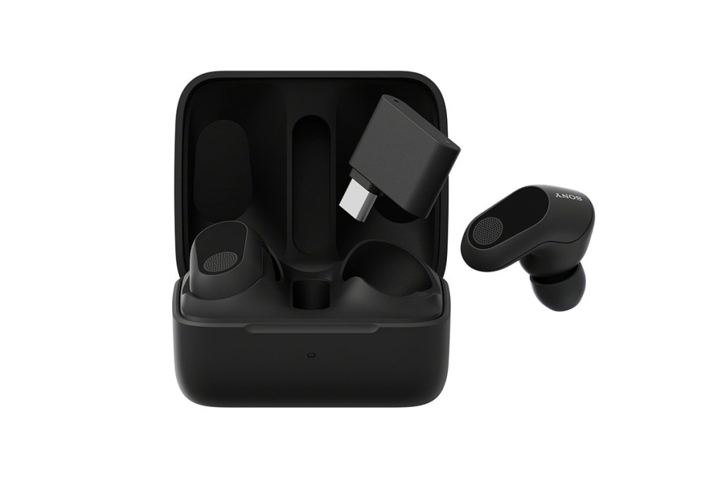 Die Gaming-In-Ears Inzone Buds in schwarz mit herausgenommenem Hörer und USB-Dongle.