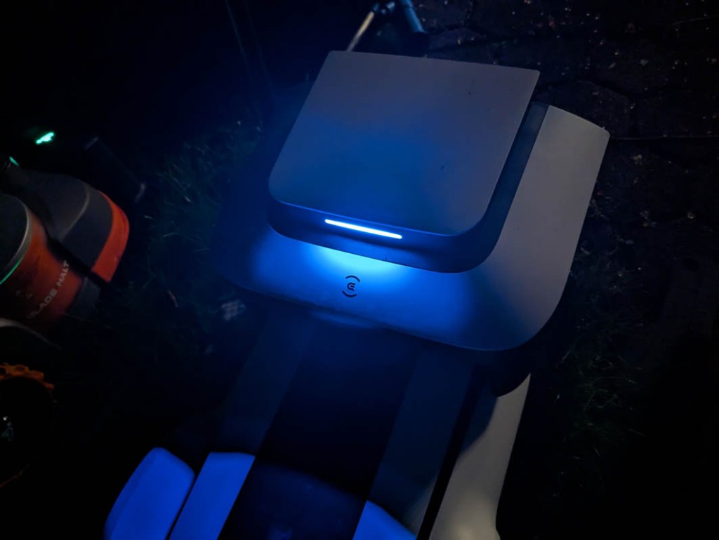 Die Station des Goat im Dunkeln mit blaune LEDs.