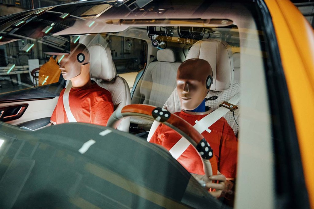 Zwei Dummys in einem Auto bei einem crashtest