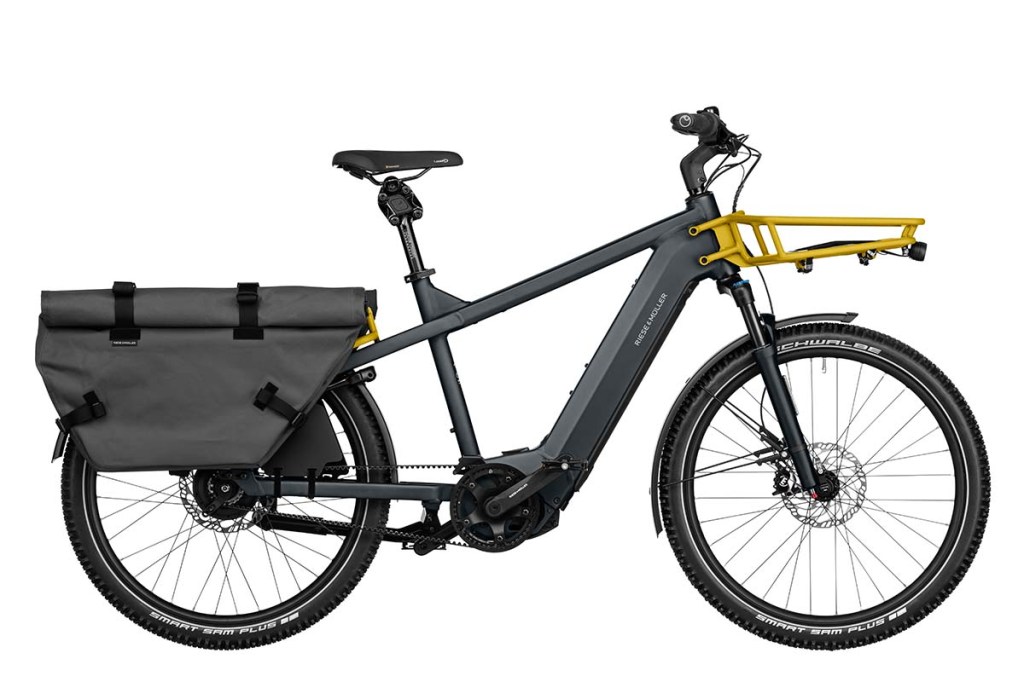 Antrazit-farbenes E-Bike mit Gepäcktaschen und gelbem Frontgepäckträger