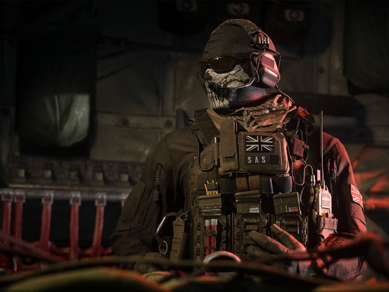 Der Charakter Ghost aus dem Shooter Call of Duty: Modern Warfare 3 in voller Kampfausrüstung mit Maske in einem Transporter.