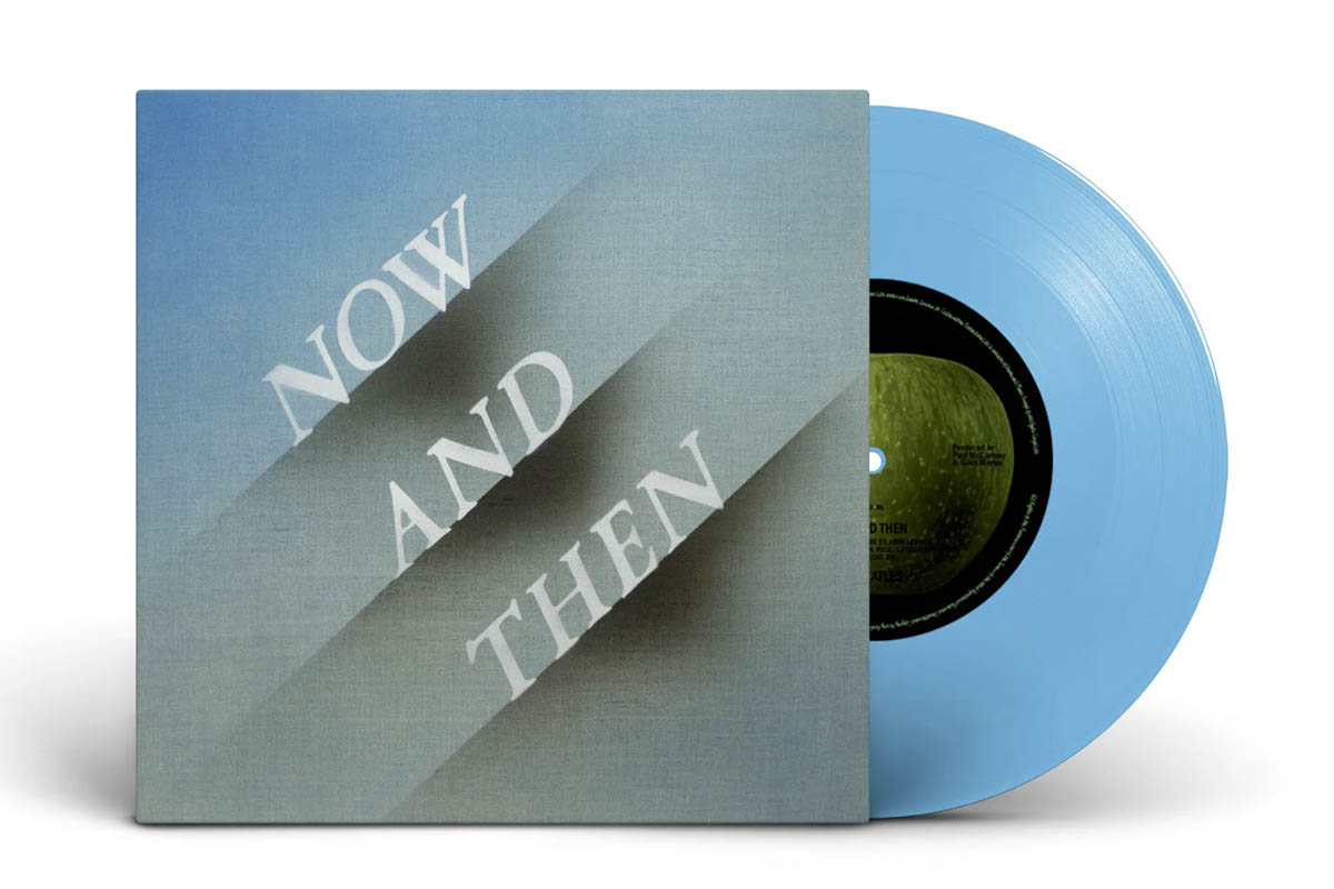Eine blaue Schallplatte schaut aus einer blauen Hülle. Darauf steht "Now and then"