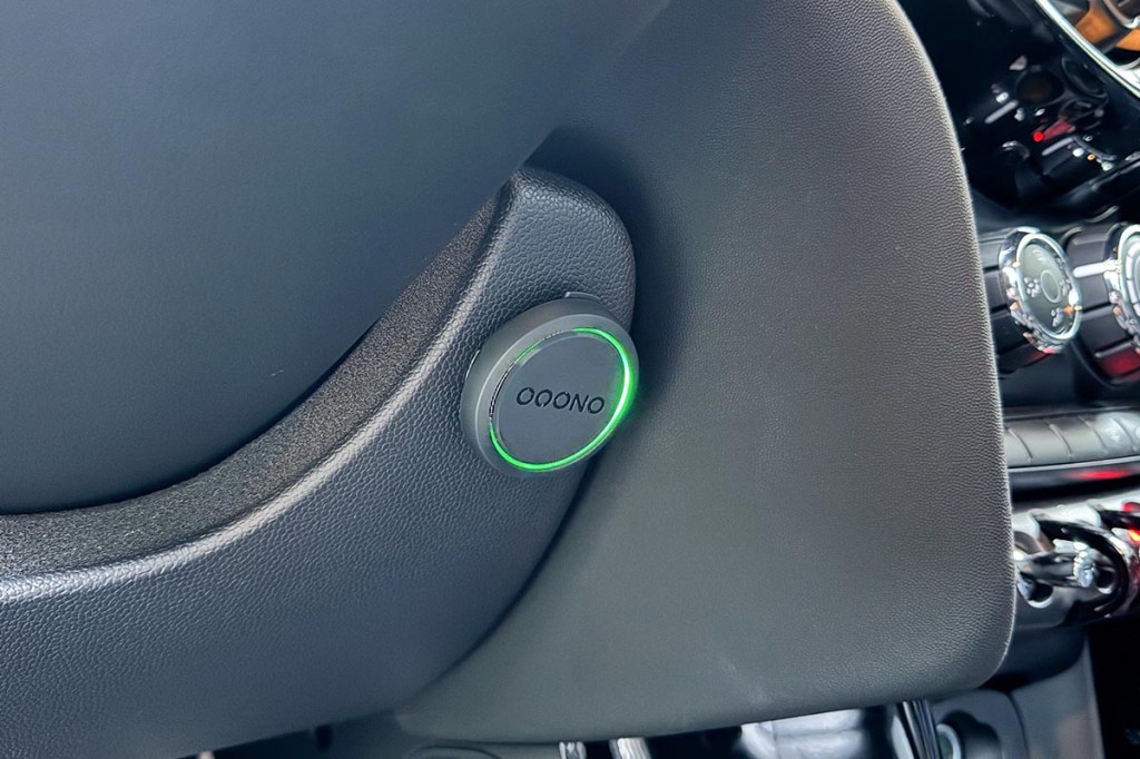 Ooono Co-Driver-App klebt im Fußraum vom Auto.