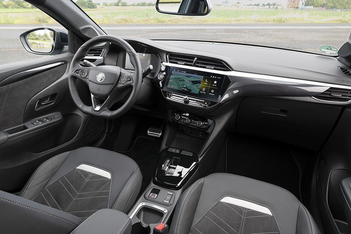 Direkt ins Cockpit Cockpit beim Opel Corsa Electric aus der Sicht vom Faheresitz aus.