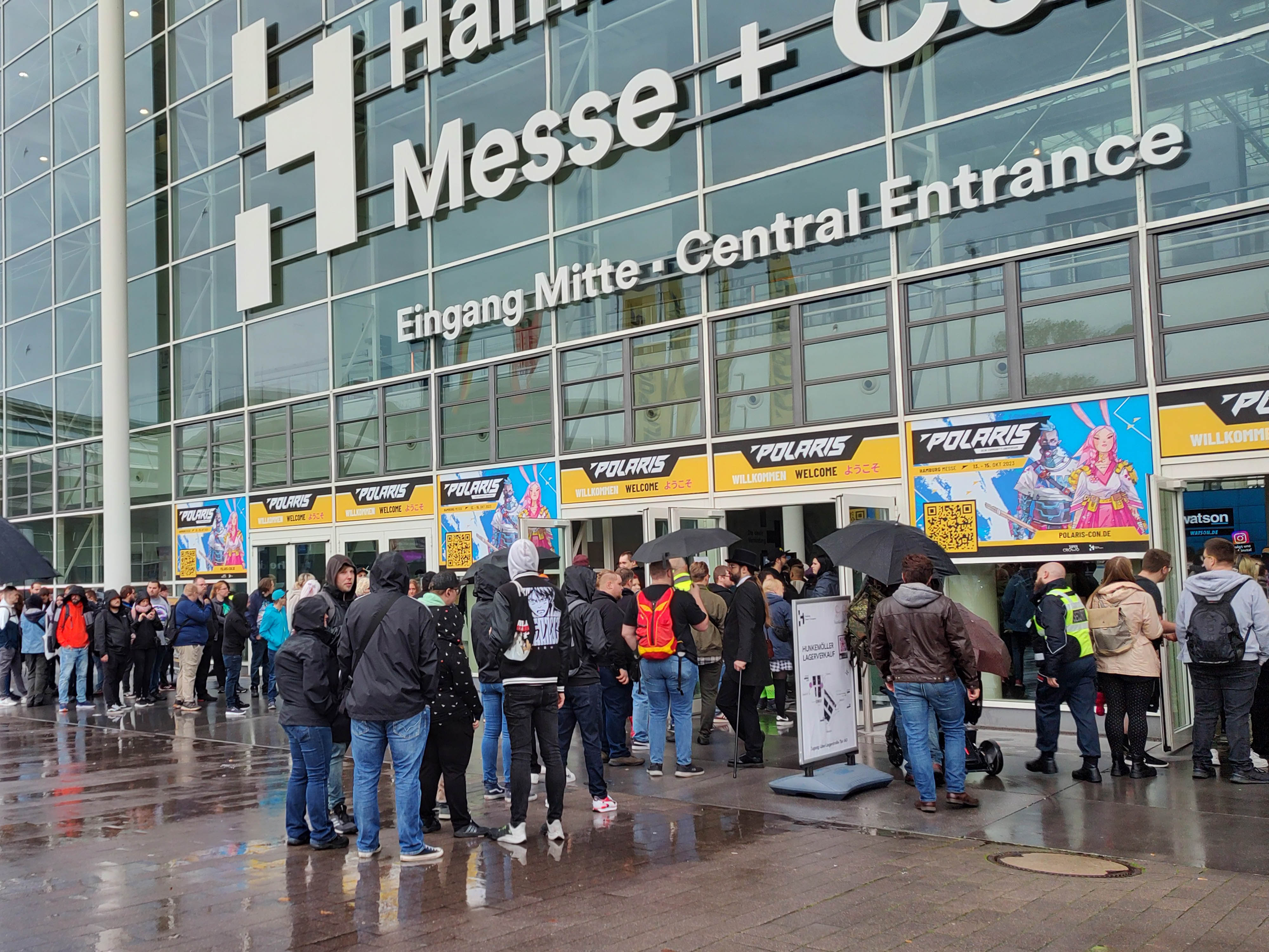 Viele Leute stehen vor der Hamburger Messe an.