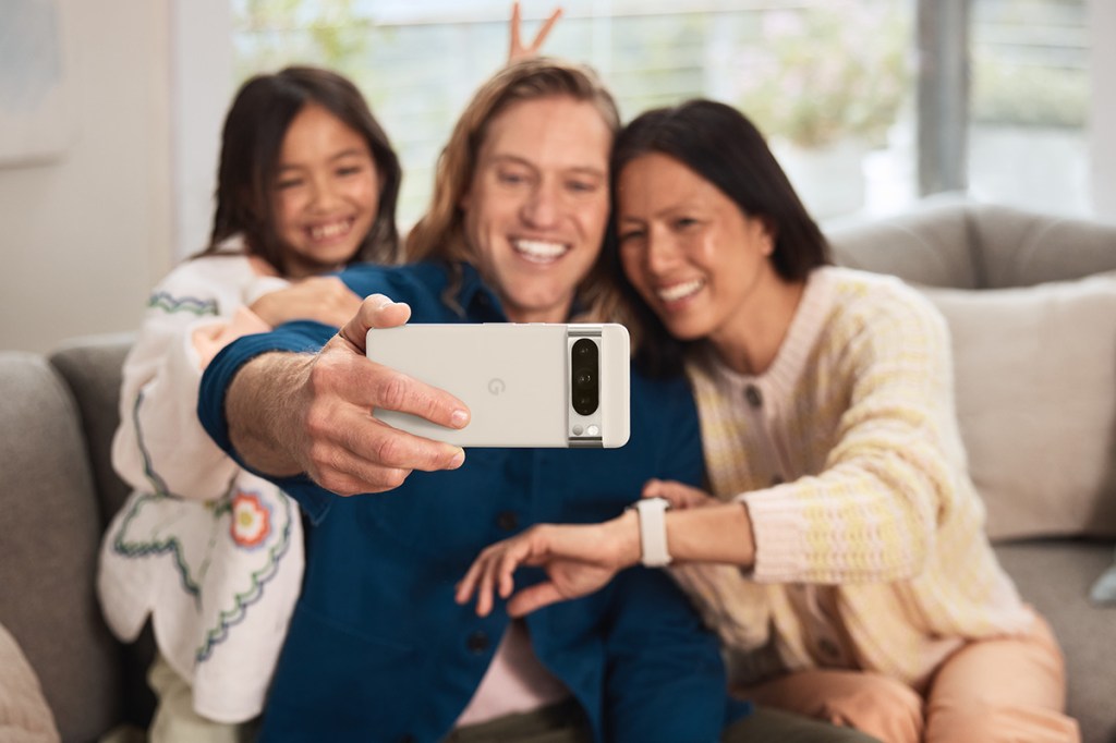 Drei Menschen machen ein Selfie mit dem Pixel 8 Pro.