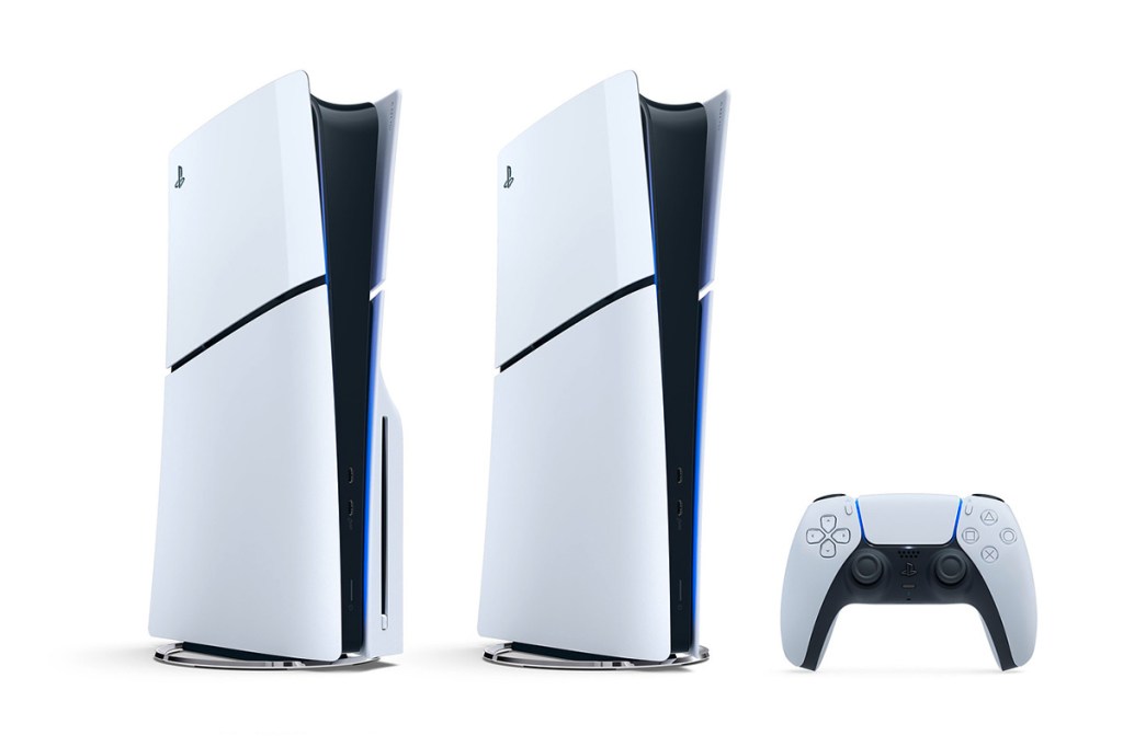 Bild der neuen, schlankeren PlayStation 5 – einmal die normale Edition mit Laufwerk, einmal die Digital Edition.