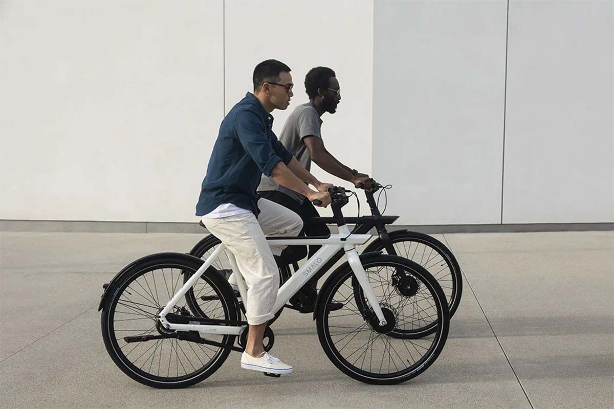 Zwei Fahrradfahrer fahren nebeneinander her.