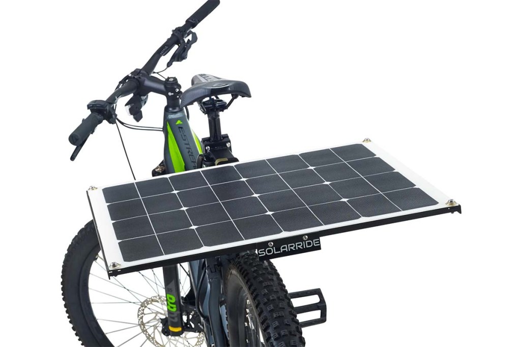 Fahrrad von hinten, hat Solarplatte am Heck installiert