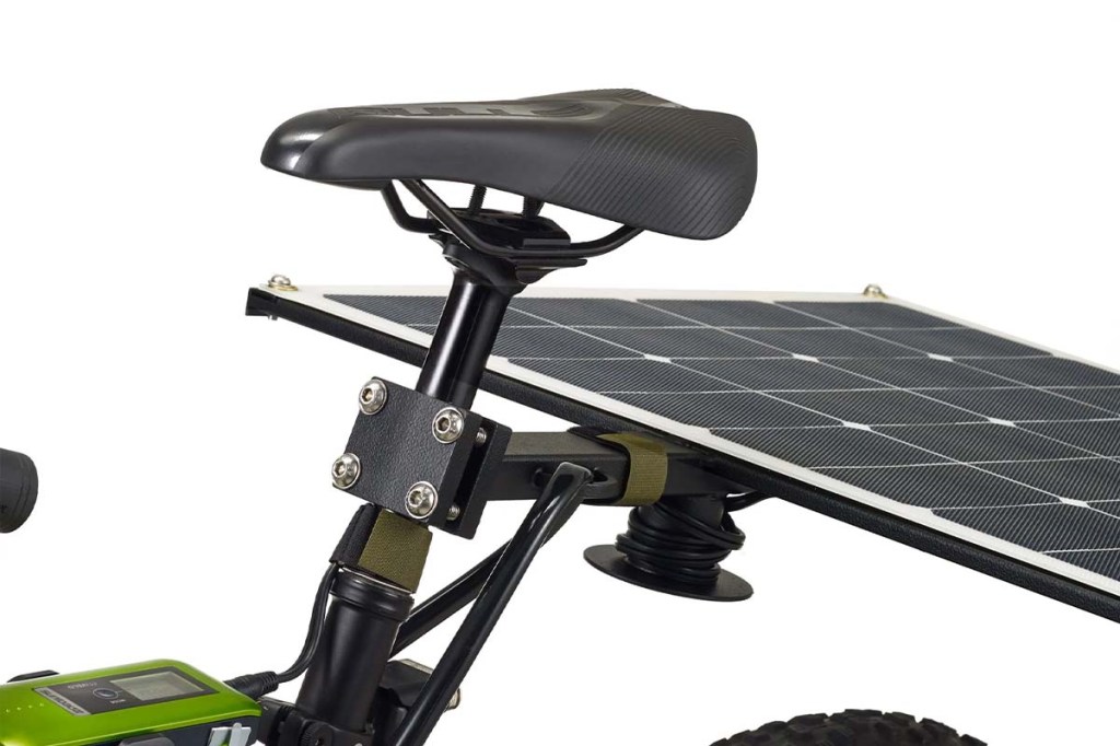 Anschnitt Fahrradsattel mit Solarplatte im Hintergrund