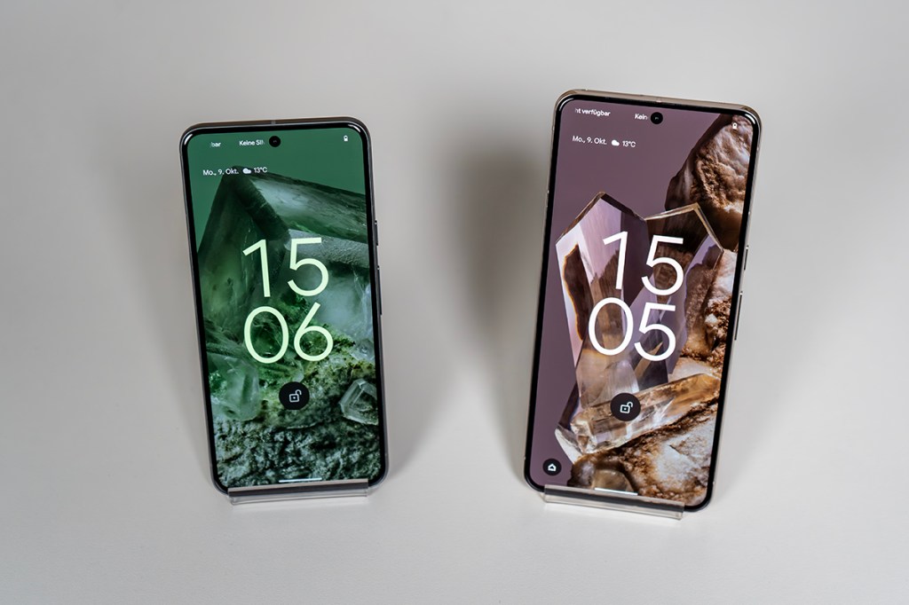 Das Pixel 8 und Pixel 8 Pro stehen nebeneinander.