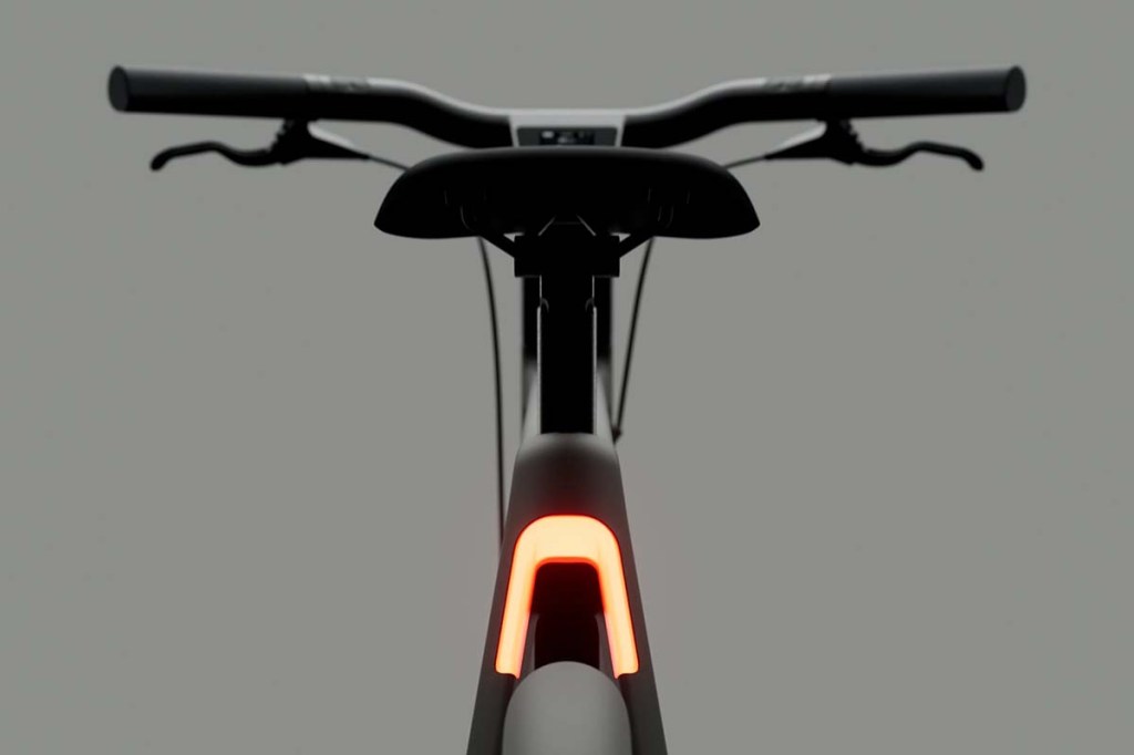 Blick von hinten auf ein E-Bikes mit angeschaltetem Rücklicht