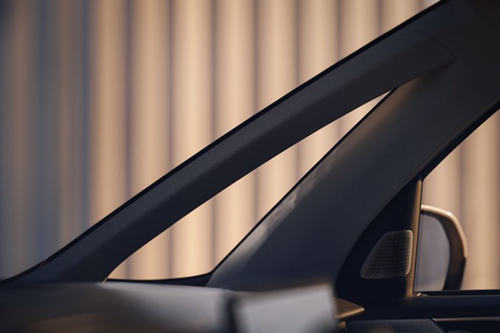 Detailansicht aus dem Cockpit des neuen Elektro-Vans Volvo EM90.