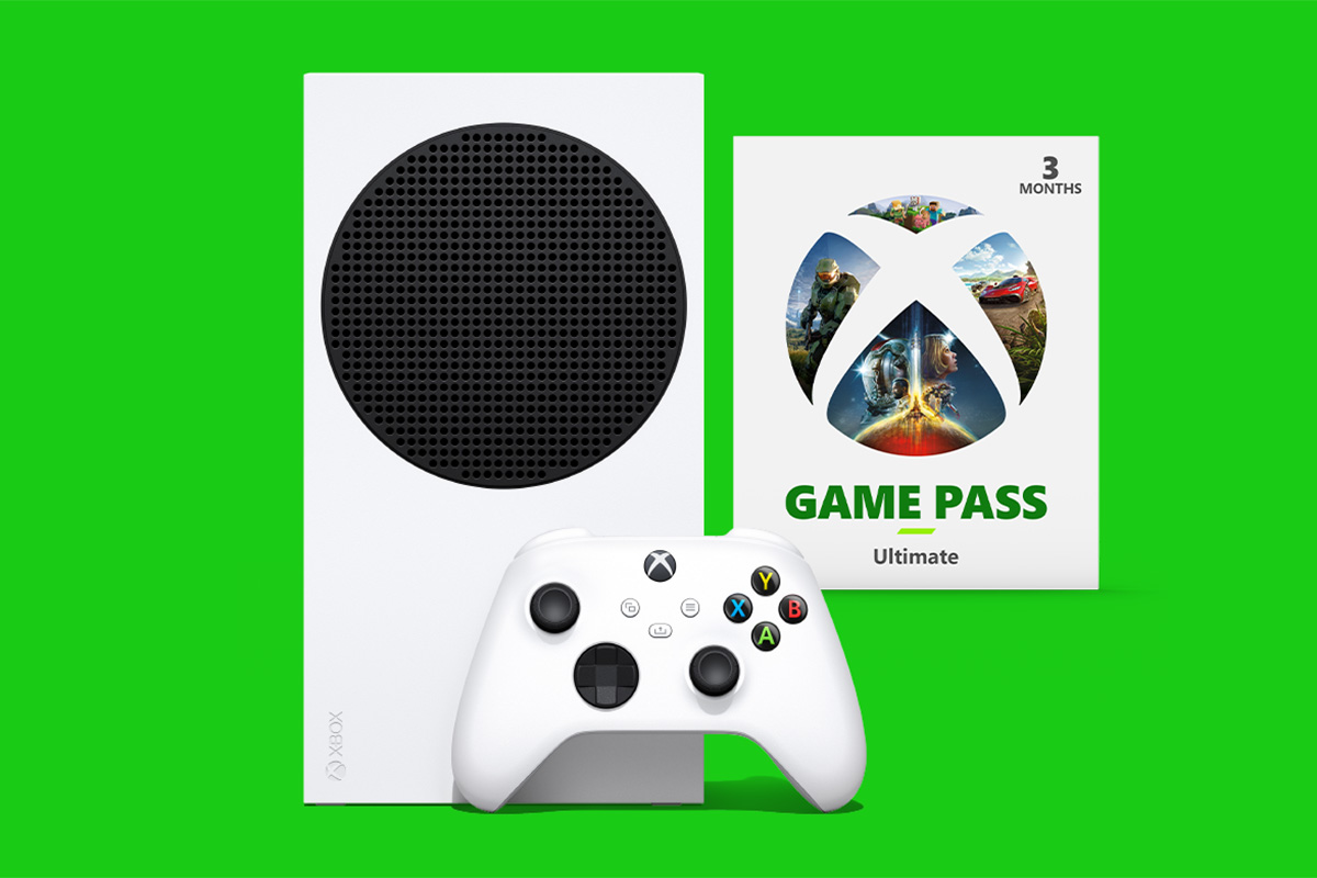 Bild einer Xbox Series S Spielekonsole, samt Game Pass Ultimate, auf grünem Hintergrund.