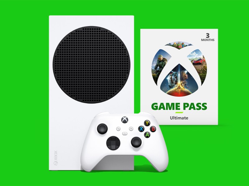 Bild einer Xbox Series S Spielekonsole, samt Game Pass Ultimate, auf grünem Hintergrund.
