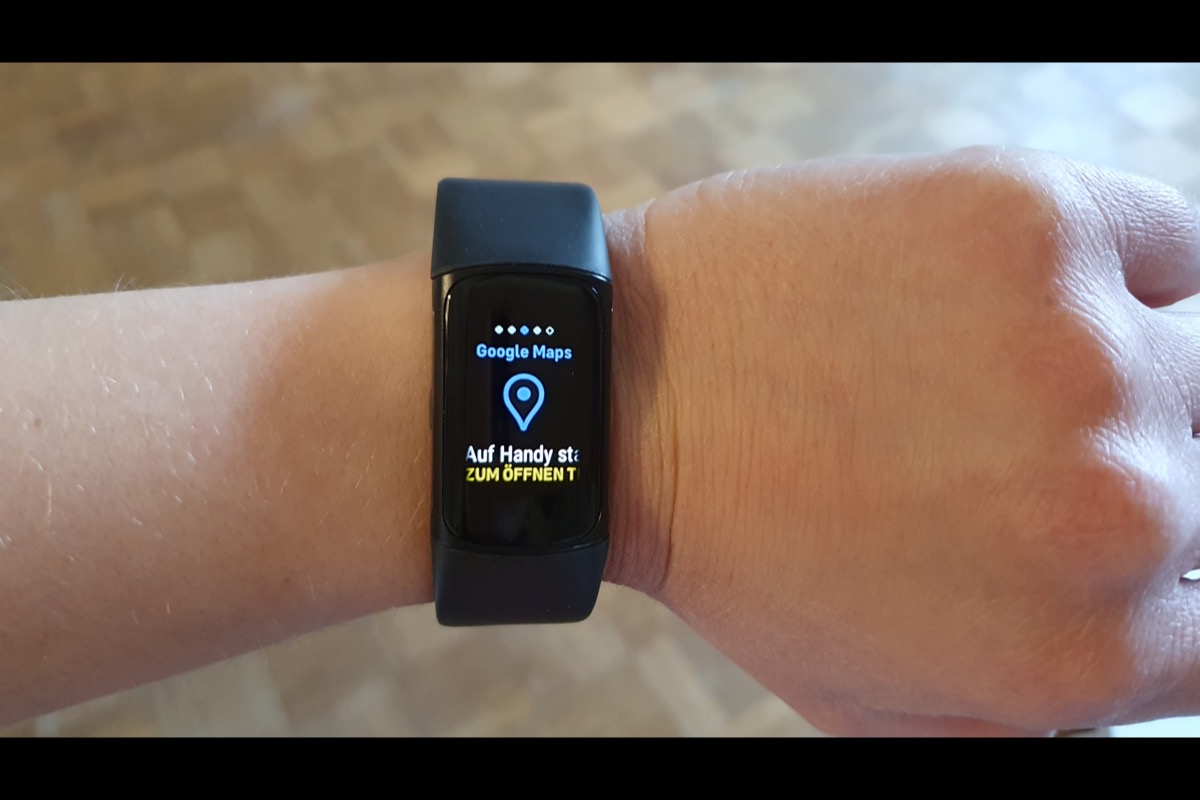 Das Foto zeigt die Fitbit Charge 6.