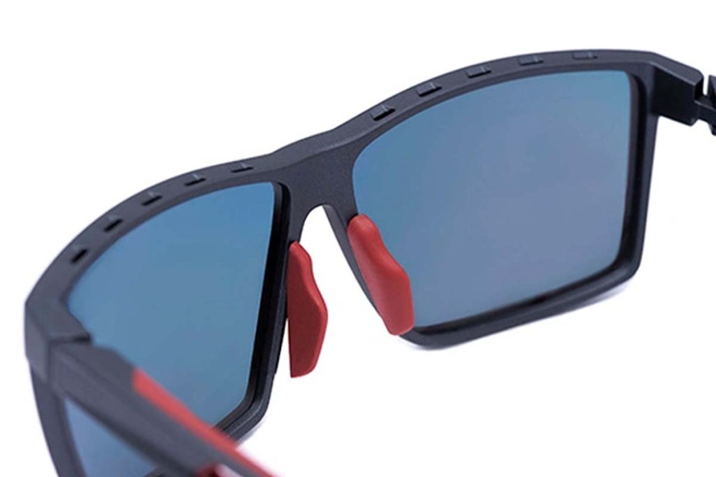 Productshot Sonnenbrille, zeigt das "Innere", darunter aufsteckbare Nasenpads