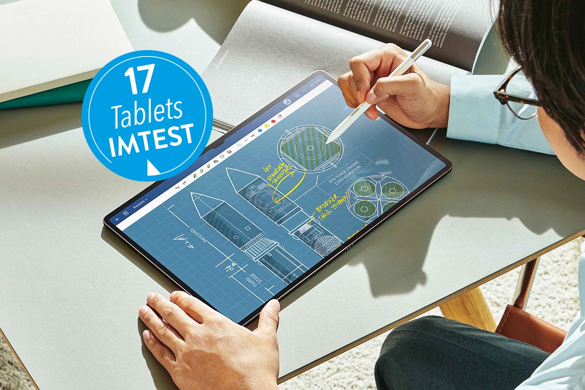 Person an einem Tablet von Samsung.