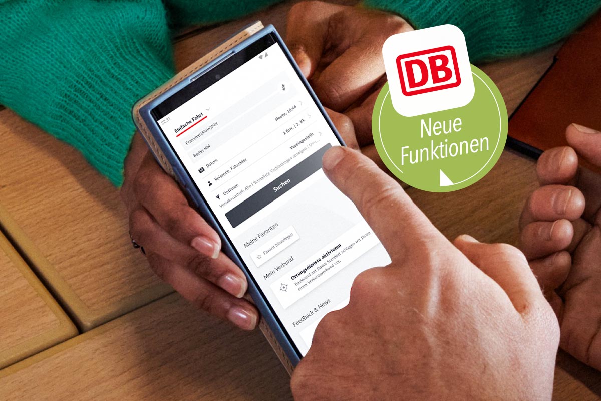 In der Hand gehaltenes Smartphone mit Deutscher Bahn App.