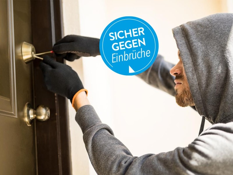 Person versucht eine Tür aufzubrechen.