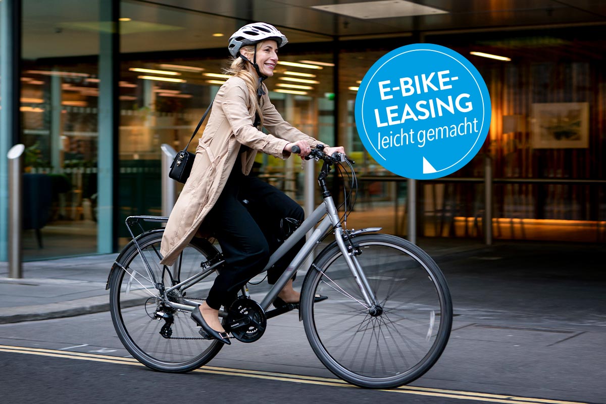 Frau auf einem E-Bike auf der Straße.