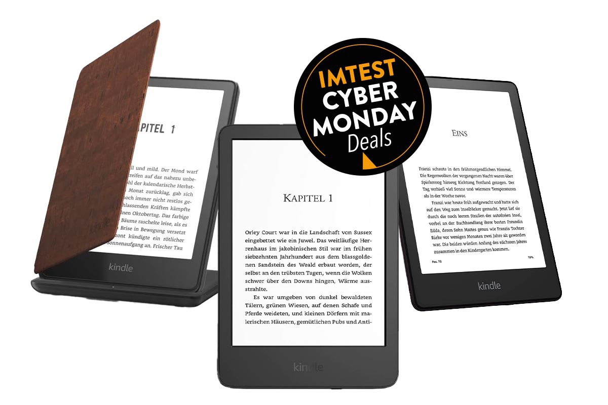 Drei graue Kindle eBook-Reader nebeneinander zeigen Kapitel mit Text auf weißem Hintergrund mit schwarzem Button rechts oben "IMTEST Cyber Monday Deals"