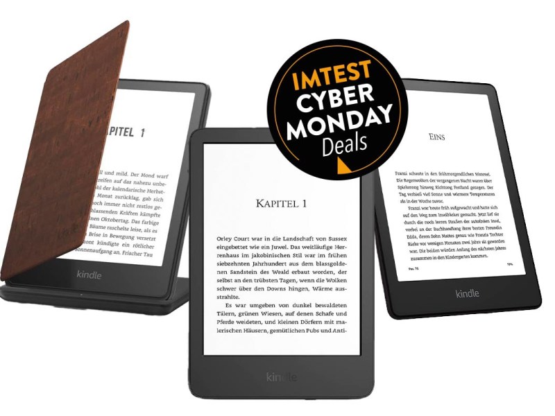 Drei graue Kindle eBook-Reader nebeneinander zeigen Kapitel mit Text auf weißem Hintergrund mit schwarzem Button rechts oben "IMTEST Cyber Monday Deals"