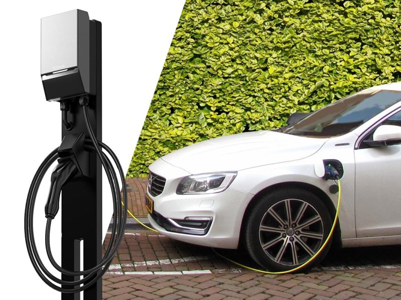 Ein zweigeteiltes Bild: links die neue EcoFlow Ladesäule "PowerPulse", rechts ein weißes E-Auto, das vor einer grünen Hecke geladen wird.