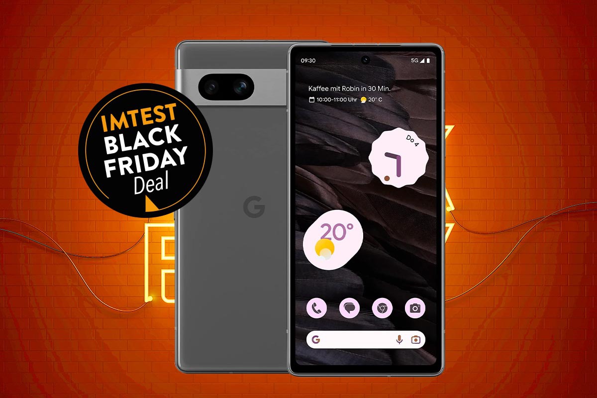 Graues Google Pixel 7a Smartphone von vorne und hinten mit dunklem Sperrbildschirm mit kalender auf orange gelben Hintergrund mit schwarzem Button links mittig "IMTEST Black Friday Deals"