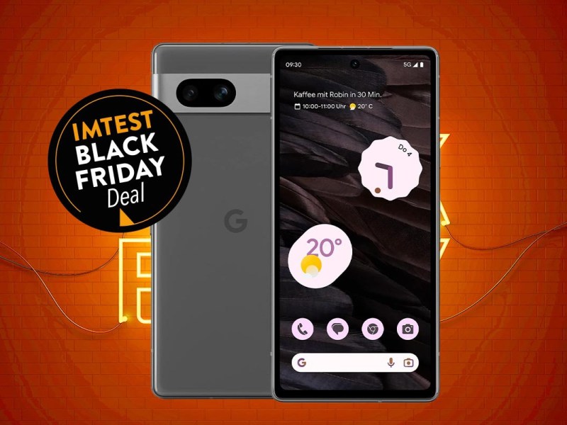 Graues Google Pixel 7a Smartphone von vorne und hinten mit dunklem Sperrbildschirm mit kalender auf orange gelben Hintergrund mit schwarzem Button links mittig "IMTEST Black Friday Deals"