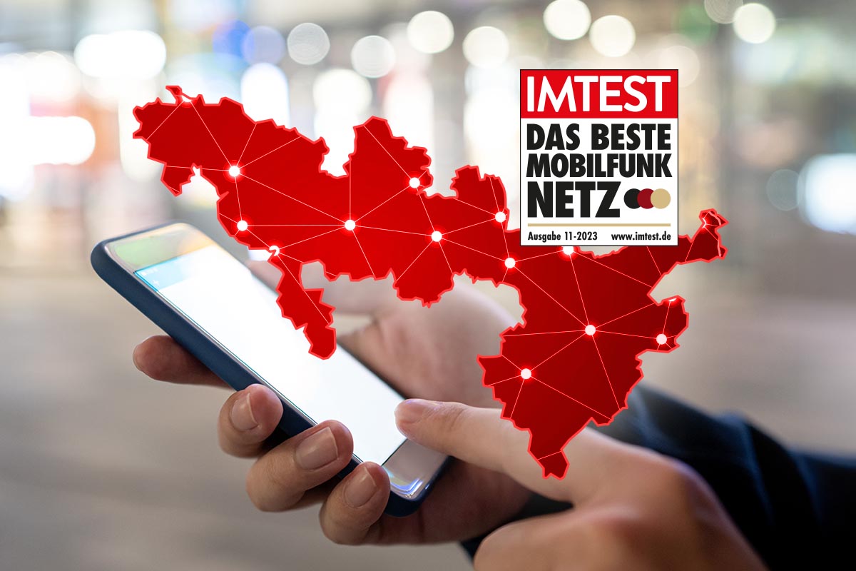 Ein Smartphone mit der Landkarte des Erscheinungsgebiet von NRW und IMTEST-Siegel das beste Mobilfunknetz.