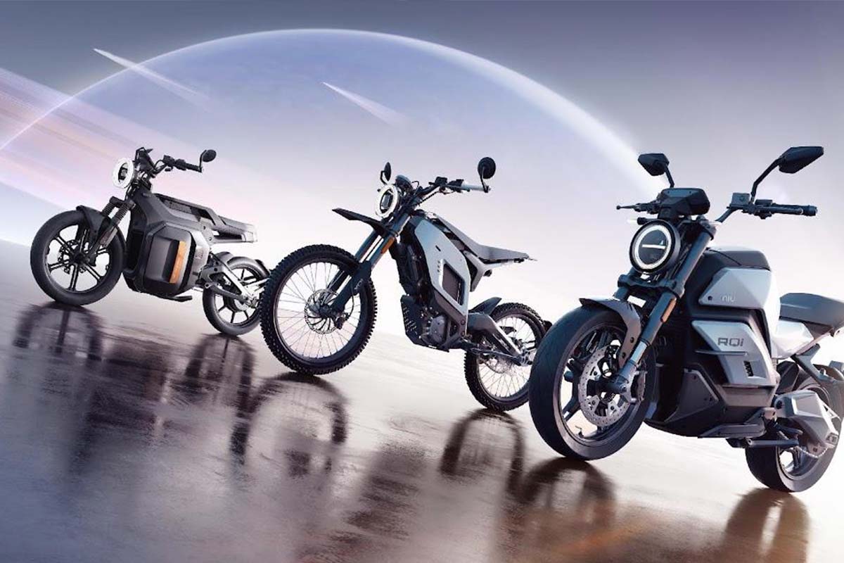 Drei E-Motorräder nebeneinander, dahinter ein graphischer Hintergrund
