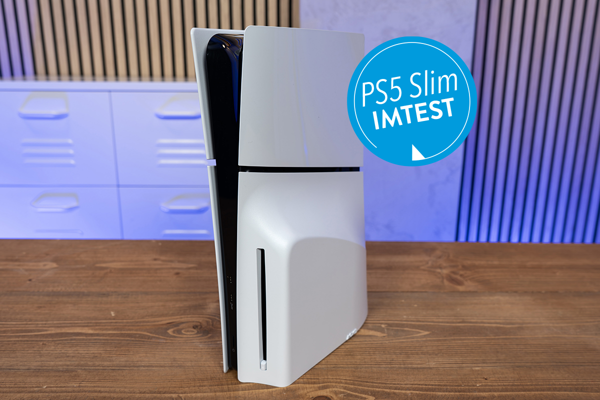 Die PlayStation 5 Slim auf einem Holztisch stehend fotografiert.