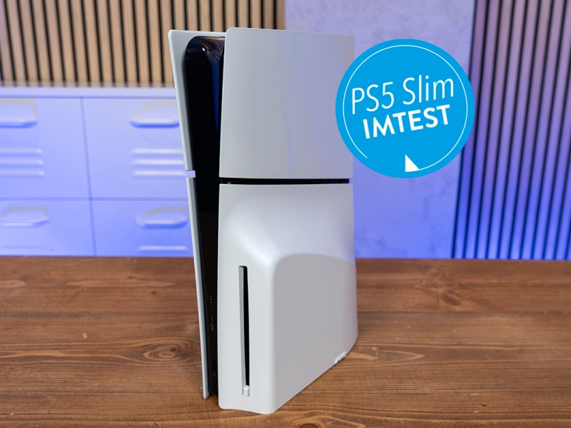 Die PlayStation 5 Slim auf einem Holztisch stehend fotografiert.